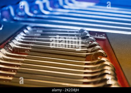 Einige Schraubenschlüssel - mechanische Werkzeuge in der Nahaufnahme Stockfoto