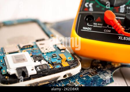 Multimeter elektronisch digital zur Messung der Spannung von elektrischen. Stockfoto