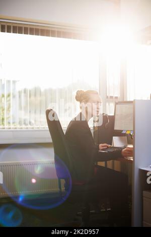 Die Aufgabe wird jeweils nur eine Aufgabe erledigt. Ausgeschnittene Aufnahme einer attraktiven Geschäftsfrau, die ihren Arbeitscomputer benutzt. Stockfoto