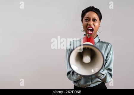 Die Leute Schimpfen Und Schreien Durch Megaphone Stockfoto