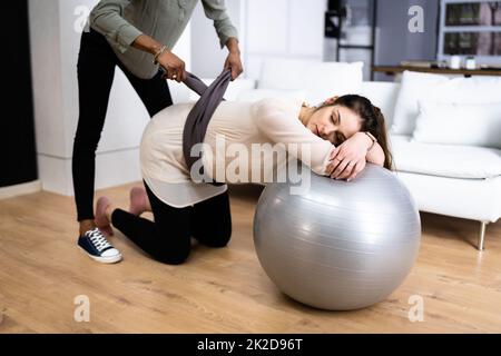 Afrikanische Doula-Frauen In Behandlung Stockfoto