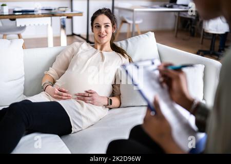 Doula Care Und Schwangere Patientin Stockfoto