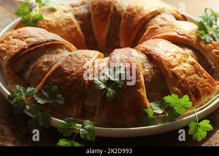 Ring der Hackbraten in Blätterteig gebacken Stockfoto