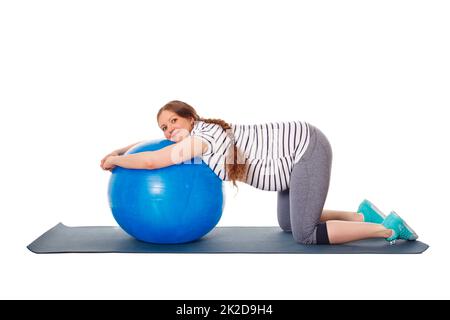 Schwanger Frau macht Übungen mit Gymnastikball Stockfoto