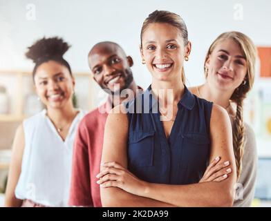 Partnerschaft, Zusammenarbeit und stolze Führungspersönlichkeit, die mit einem vielfältigen Team im Unternehmensbüro zusammenarbeitet. Chef, Motivation und Strategiegespräch in einem Meeting Stockfoto