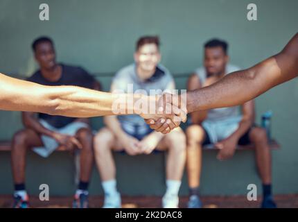 Handshake, Wettkämpfe und Männer schütteln die Hände, um sie willkommen zu heißen, zu gratulieren oder viel Glück zu sagen, bevor ein Sportspiel oder Spiel beginnt. Respekt, Etikette und Stockfoto