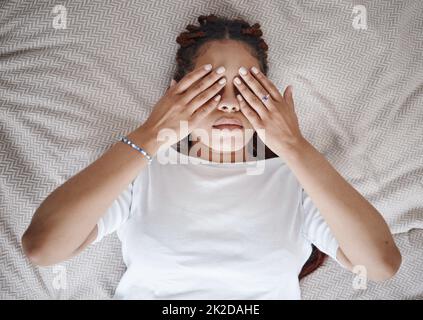 Stress, Angst und schwarze Frau mit Händen über die Augen zu beruhigen, entspannen und Frieden im Bett. Stressmanagement, psychische Gesundheit und Schlaflosigkeit mit schlaflos Stockfoto