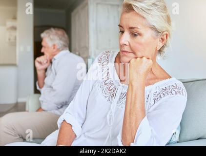 Rentnerpaar, ignorieren und kämpfen für die Scheidung mit Ehe betrügen Offenbarung Schock. Ältere Menschen in Beziehungskonflikten brechen mit Stockfoto