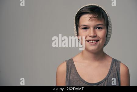 Jung und hip. Studioporträt eines stilvoll gekleideten Jungen mit Wollhut. Stockfoto