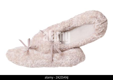 Hausschuhe isoliert. Nahaufnahme eines weiblichen beigefarbenen warmen und weichen, gemütlichen Frottee-Pantoffeln auf weißem Hintergrund. Damenschuhe. Stockfoto