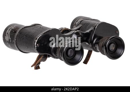 Vintage-Fernglas isoliert. Nahaufnahme eines alten deutschen Ferngläsers mit Lederriemen, die vom Militär während des Zweiten Weltkriegs verwendet wurden, isoliert auf Weiß. Makro. Stockfoto