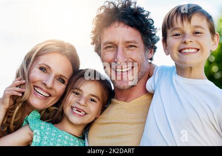 Die Zeit mit der Familie ist für uns kostbar. Porträt einer glücklichen Familie, die im Freien Zeit miteinander verbringt. Stockfoto