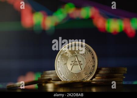 Gold Cardano ADA mit Kerzendiagramm und digitalem Hintergrund Stockfoto
