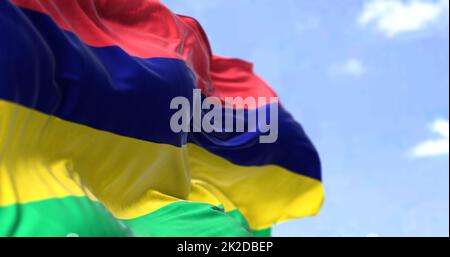 Detail der Nationalflagge von Mauritius, die an einem klaren Tag im Wind winkt Stockfoto