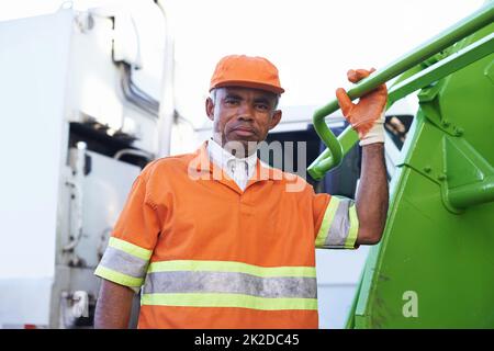 HES hält unsere Straßen sauber. Ausgeschnittene Aufnahme eines männlichen Arbeiters am Mülltag. Stockfoto