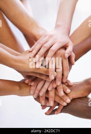 Solidarisch sein. Aufnahme einer Gruppe von Menschen, die ihre Hände zusammenlegen. Stockfoto