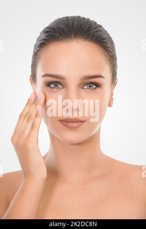 Perfektion perfektionieren. Studio-Beauty-Aufnahme einer attraktiven Brünette Frau. Stockfoto