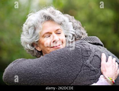 Sie schätzen sich gegenseitig. Aufnahme einer älteren Frau, die ihren Mann liebevoll umarmt. Stockfoto