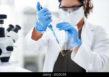 Ich hoffe, das funktioniert. Ausgeschnittene Aufnahme eines Wissenschaftlers, der ein Experiment in einem modernen Labor durchführt. Stockfoto