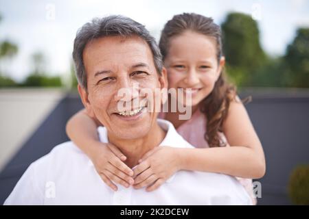 Großeltern meinen Helden. Porträt eines jungen Mädchens und ihres Großvaters, die Zeit miteinander verbringen. Stockfoto