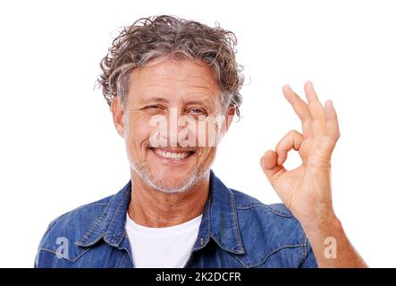 Sie sind erstklassig. Studioportrait eines positiv reifen Mannes, isoliert auf Weiß. Stockfoto