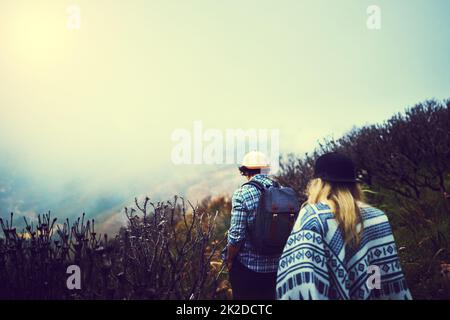 Sie fanden ein schönes Tempo, in dem sie sich verirrten. Rückansicht von zwei nicht identifizierbaren jungen Wanderern, die auf einem Bergpfad wandern. Stockfoto