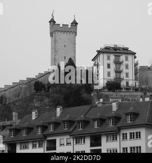 Monochromes Bild der Musegg-Mauer und eines ihrer Türme. Stockfoto