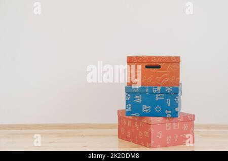 Kisten im leeren Raum Stockfoto