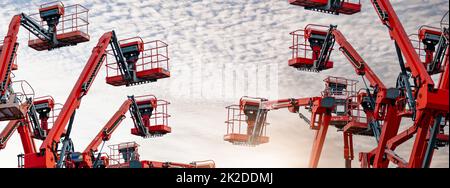 Knickarmhub. Hebebühne. Teleskopausleger heben gegen blauen Himmel. Mobiler Baukran zu vermieten und zu verkaufen. Wartung und Reparatur hydraulische Ausleger Lift Service. Kranhändler. Stockfoto