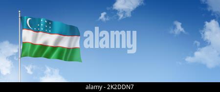 Usbekistan Flagge isoliert auf einem blauen Himmel. Horizontales Banner Stockfoto