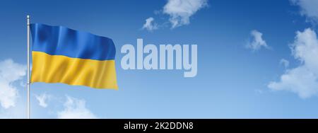 Ukrainische Flagge isoliert auf einem blauen Himmel. Horizontales Banner Stockfoto