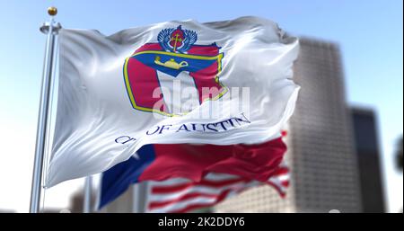 Die Stadtflagge von Austin winkt im Wind mit den Nationalflaggen des Bundesstaats Texas und der Vereinigten Staaten Stockfoto