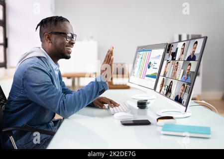 Online-Videokonferenzen Anruf Winkende Hand Gruppen-Chat-Bildschirm Stockfoto