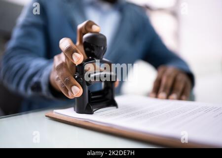 Stempel Des Vertragsdokuments Des Öffentlichen Notars Stockfoto