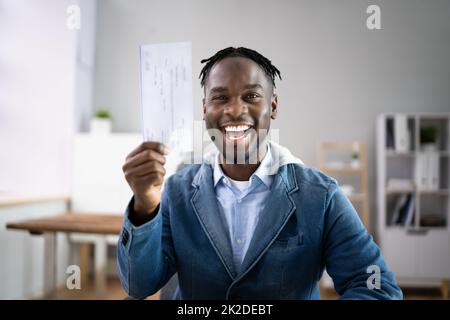 Gehaltsscheck, Gehaltsscheck Oder Versicherungsprüfung Wird Gehalten Stockfoto