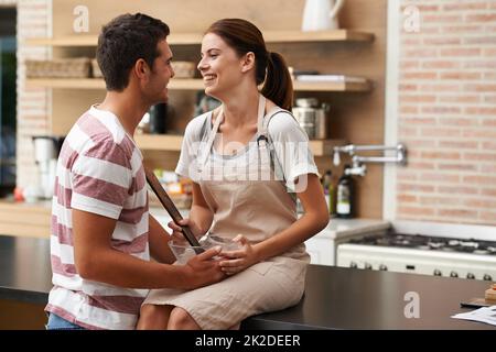 Zeit für etwas Backen und Kleben. Ein liebevolles Paar, das den Inhalt einer Schüssel rührt. Stockfoto