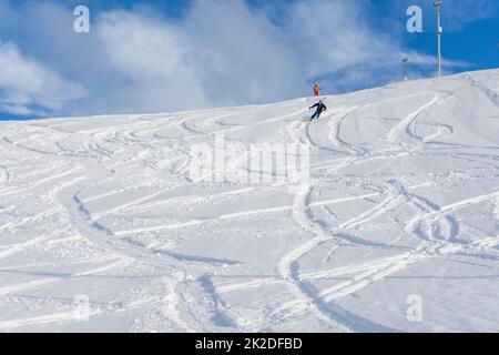 Eine Frau, die auf einem Schneeberg in norwegen Ski fährt Stockfoto
