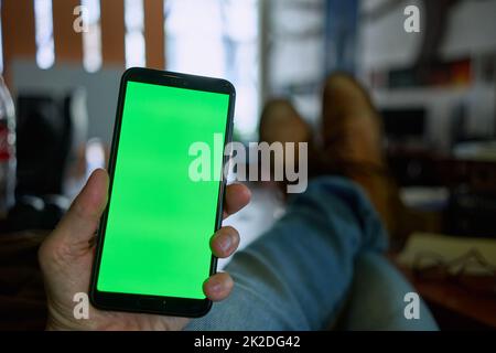 Telefon mit leerem Bildschirm in der Hand Stockfoto