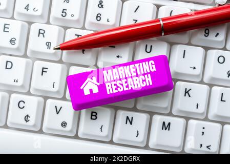 Schreiben mit Anzeige von Text Marketing Research. Konzeptioneller Fotoprozess zum Sammeln und Interpretieren von Informationen über das Erstellen des Online Chat Platform-Programms, das Eintippen eines Science-Fiction-Romans Stockfoto