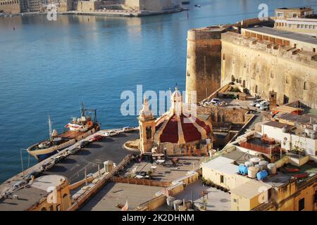 Dach der Kirche unserer Lieschen Frau in Valletta, Malta. Panoramablick auf die antike Verteidigung von Valletta, Baumstädte und den Grand Harbor Stockfoto