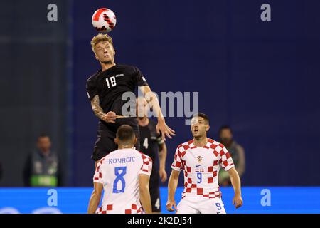 ZAGREB, 23. September 2022 (Xinhua) -- Daniel Wass (Spitze) von Dänemark führt den Ball während der Liga Ein Spiel der Gruppe 1 der UEFA Nations League gegen Kroatien in Zagreb, Kroatien, am 22. September 2022. (Goran Stanzl/PIXSELL über Xinhua) Stockfoto