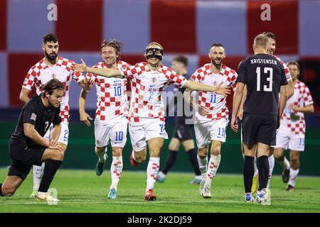 ZAGREB, 23. September 2022 (Xinhua) -- Lovro Majer (C) aus Kroatien feiert mit seinen Teamkollegen während der Liga Am 22. September 2022 Ein Gruppenspiel der UEFA Nations League 1 gegen Dänemark in Zagreb, Kroatien. (Goran Stanzl/PIXSELL über Xinhua) Stockfoto