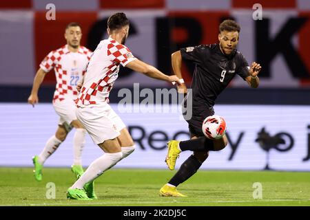 ZAGREB, 23. September 2022 (Xinhua) -- Martin Braithwaite (R) aus Dänemark tritt während der Liga Ein Gruppen-1-Spiel der UEFA Nations League gegen Kroatien in Zagreb, Kroatien, am 22. September 2022 an. (Goran Stanzl/PIXSELL über Xinhua) Stockfoto