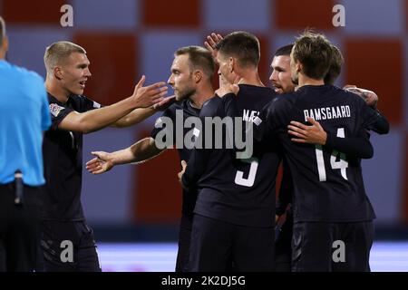 ZAGREB, 23. September 2022 (Xinhua) -- Christian Eriksen (2. L) aus Dänemark feiert mit seinen Teamkollegen während der Liga Am 22. September 2022 In Zagreb, Kroatien, Ein Gruppenspiel der UEFA Nations League 1 gegen Kroatien. (Goran Stanzl/PIXSELL über Xinhua) Stockfoto