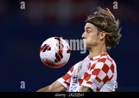 ZAGREB, 23. September 2022 (Xinhua) -- Borna Sosa aus Kroatien kontrolliert den Ball während der Liga Ein Spiel der Gruppe 1 der UEFA Nations League gegen Dänemark in Zagreb, Kroatien, am 22. September 2022. (Goran Stanzl/PIXSELL über Xinhua) Stockfoto