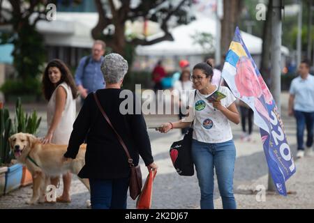 Rio De Janeiro, Brasilien. 22. September 2022. Anhänger des Kandidaten für den Bundesabgeordneten Guilhrme, der vom Präsidenten und auch vom Kandidaten Bolsonaro unterstützt wird, verteilen am Morgen dieses Donnerstags, dem 22. September 2022, in den Straßen des Viertels der Capera in Rio de Janeiro Flugblätter. Quelle: Fernando Souza/dpa/Alamy Live News Stockfoto