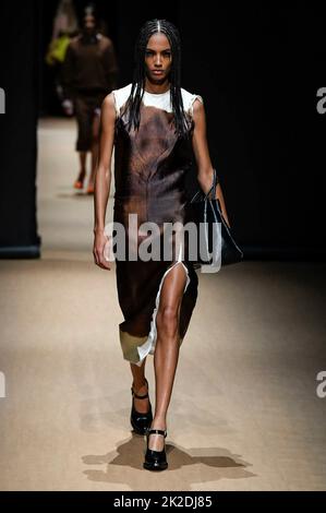 Mailand, Italien. 22. September 2022. PRADA SS23 Runway während der Mailänder Modewoche am 2022. September - Mailand, Italien. 22/09/2022 Credit: dpa/Alamy Live News Stockfoto