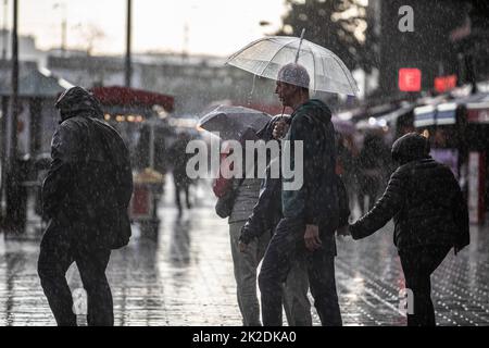 Istanbul, Türkei. 22. September 2022. Die Menschen sahen, wie sie bei einem Regen mit Sonnenschirmen um den Karakoy Kai wanderten. Der starke Regen, der in Istanbul wirksam war, hat das Leben um die Galata-Brücke und den Karakoy-Dock negativ beeinflusst. Kredit: SOPA Images Limited/Alamy Live Nachrichten Stockfoto