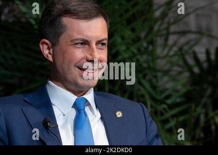 Der US-Verkehrsminister PETE BUTTIGIEG eröffnet das Texas Tribune Festival 2022 mit einem Interview mit dem Tribune-Redakteur Evan Smith (nicht gezeigt) im historischen Paramount Theatre in der Innenstadt von Austin. Buttigieg ist das erste offen schwule Kabinettsmitglied in der Geschichte der USA. Kredit: Bob Daemmrich/Alamy Live Nachrichten Stockfoto