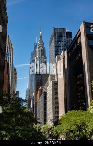 Der Canyon der Wolkenkratzer entlang der E. 42. St. umfasst das Chrysler-Gebäude und ein Vanderbilt Super Tall, 2022, NYC, USA Stockfoto